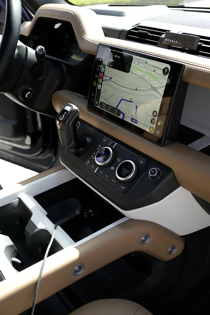2025 Land Rover Defender 110 X-Dynamic HSE | GCC | 1 Owner | 2 Keys - Image 13