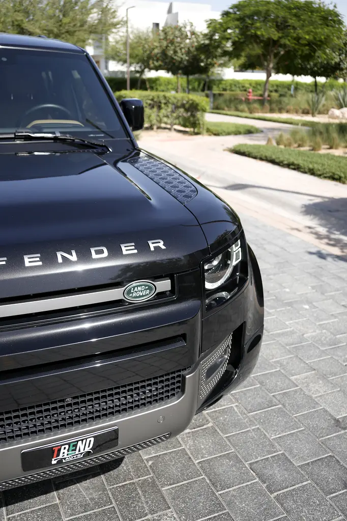 2025 Land Rover Defender 110 X-Dynamic HSE | GCC | 1 Owner | 2 Keys - Image 14