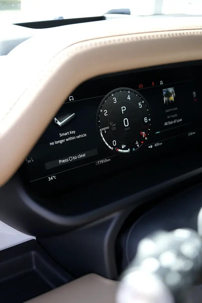 2025 Land Rover Defender 110 X-Dynamic HSE | GCC | 1 Owner | 2 Keys - Image 15