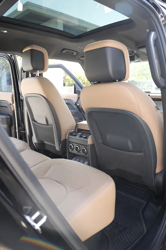 2025 Land Rover Defender 110 X-Dynamic HSE | GCC | 1 Owner | 2 Keys - Image 16