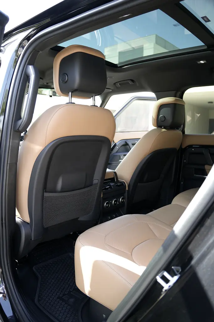 2025 Land Rover Defender 110 X-Dynamic HSE | GCC | 1 Owner | 2 Keys - Image 17