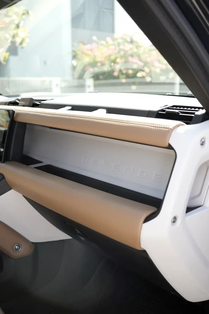 2025 Land Rover Defender 110 X-Dynamic HSE | GCC | 1 Owner | 2 Keys - Image 20