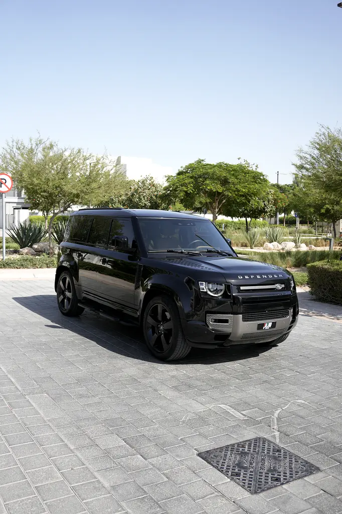 2025 Land Rover Defender 110 X-Dynamic HSE | GCC | 1 Owner | 2 Keys - Image 4
