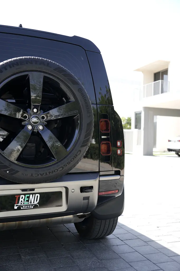 2025 Land Rover Defender 110 X-Dynamic HSE | GCC | 1 Owner | 2 Keys - Image 6