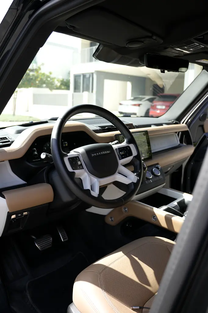 2025 Land Rover Defender 110 X-Dynamic HSE | GCC | 1 Owner | 2 Keys - Image 8