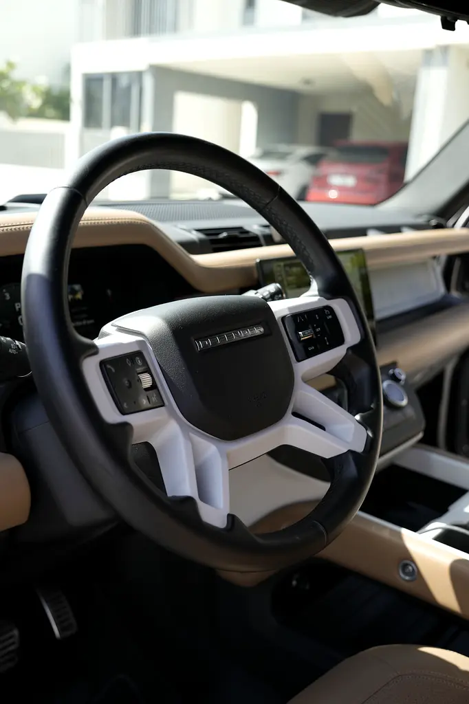 2025 Land Rover Defender 110 X-Dynamic HSE | GCC | 1 Owner | 2 Keys - Image 9