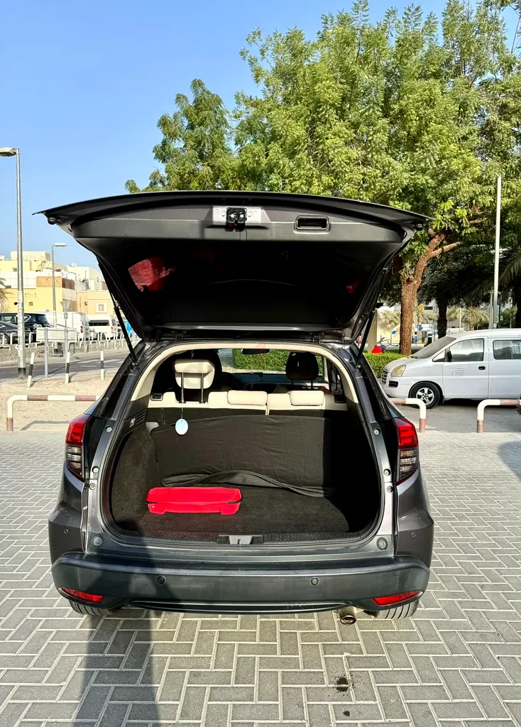 Full option, Gcc specs lady driven 2019 Honda HRV - Image 11