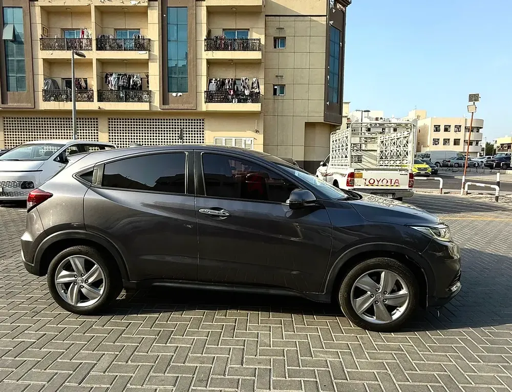 Full option, Gcc specs lady driven 2019 Honda HRV - Image 4