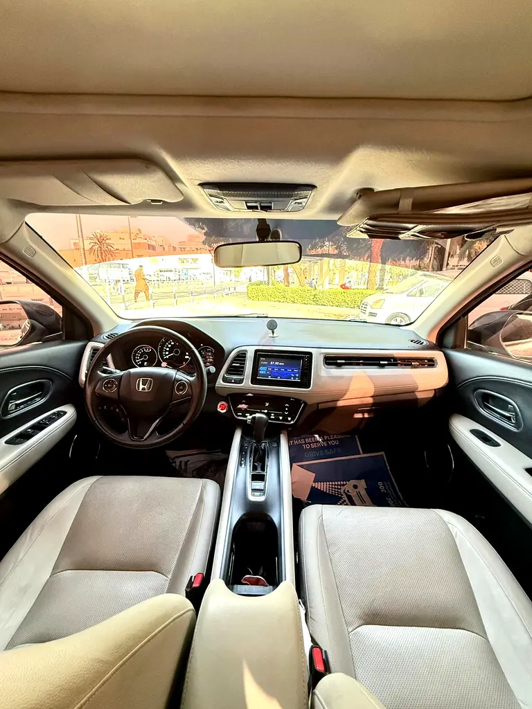 Full option, Gcc specs lady driven 2019 Honda HRV - Image 7