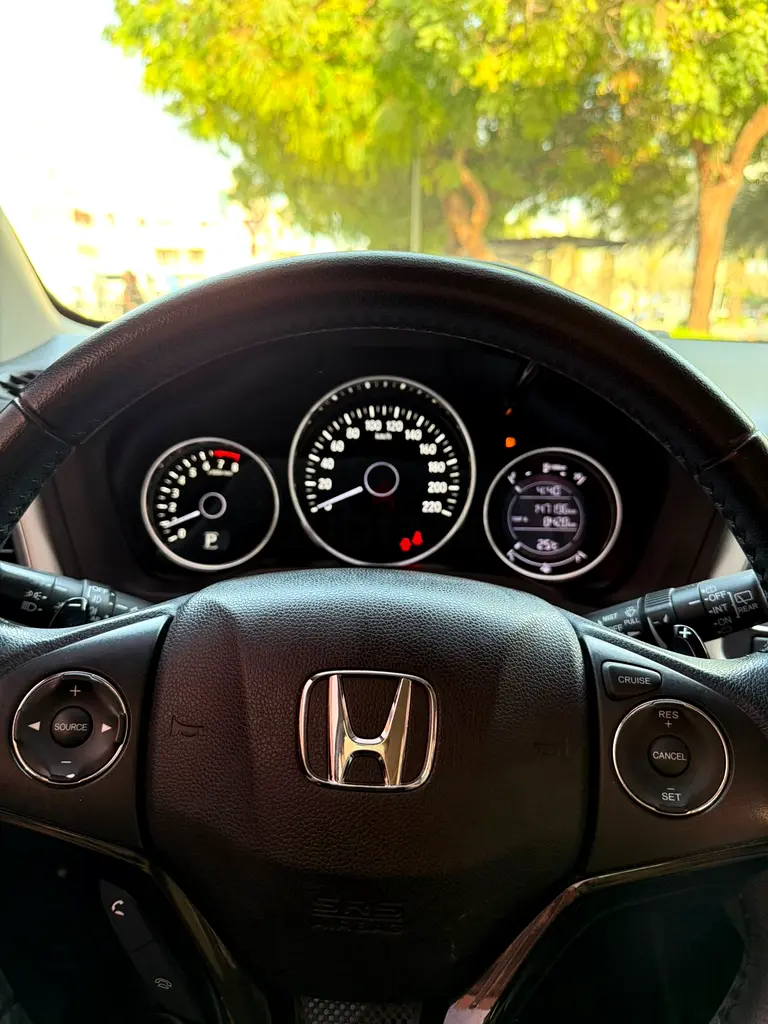 Full option, Gcc specs lady driven 2019 Honda HRV - Image 8