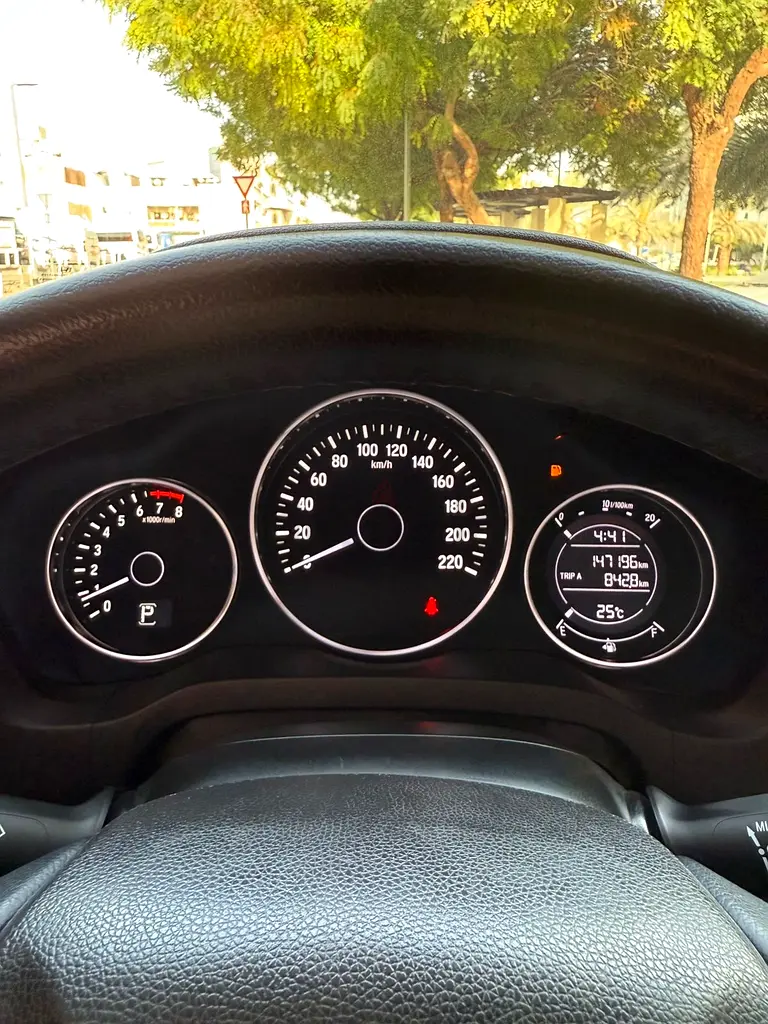 Full option, Gcc specs lady driven 2019 Honda HRV - Image 9