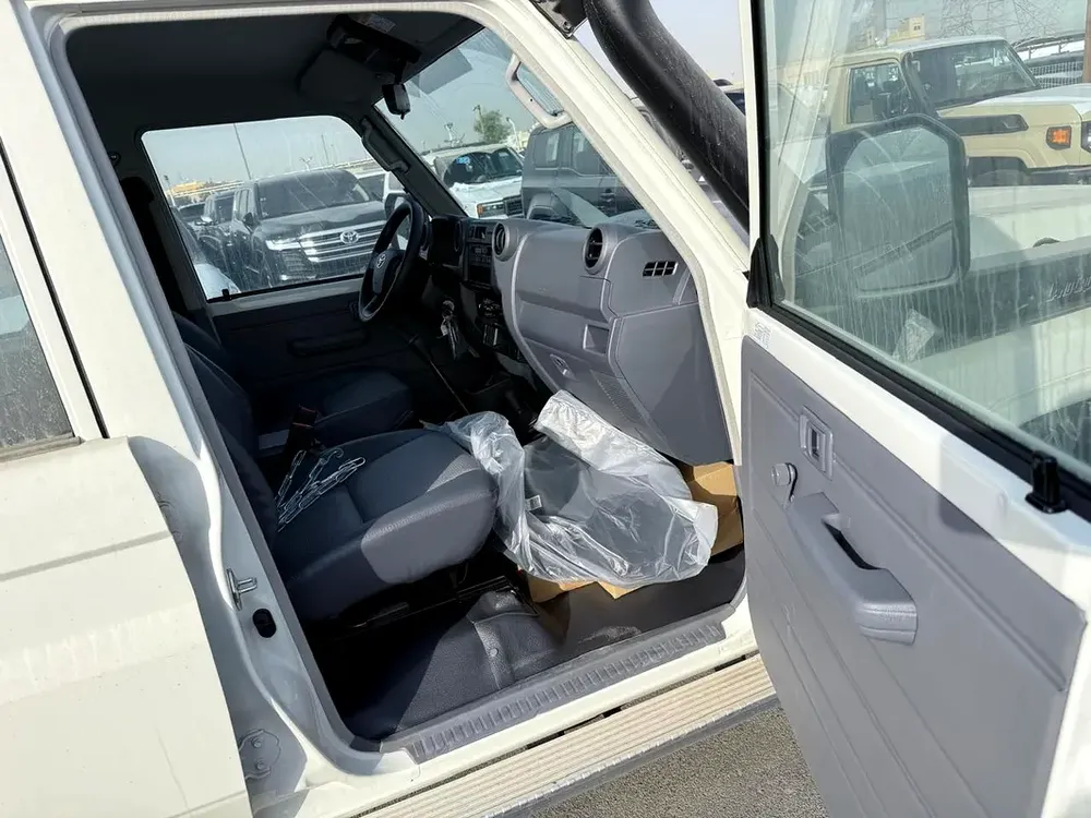 Toyota LC79 Pickup 4.2L 2025 DC MT White Diesel (Export Only) - Image 10