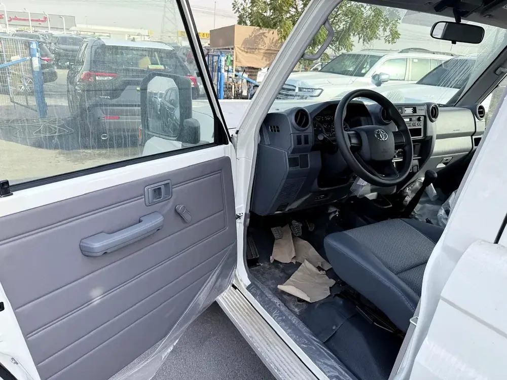 Toyota LC79 Pickup 4.2L 2025 DC MT White Diesel (Export Only) - Image 7