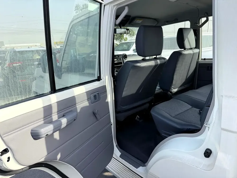 Toyota LC79 Pickup 4.2L 2025 DC MT White Diesel (Export Only) - Image 9