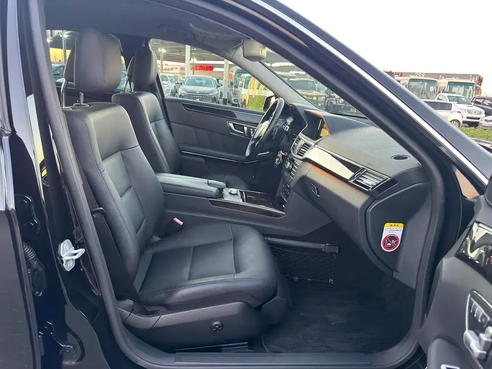 Mercedes-Benz E350 low Kilometer Auction Grade 4/B - Image 12
