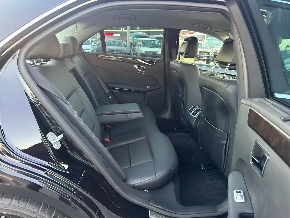 Mercedes-Benz E350 low Kilometer Auction Grade 4/B - Image 13