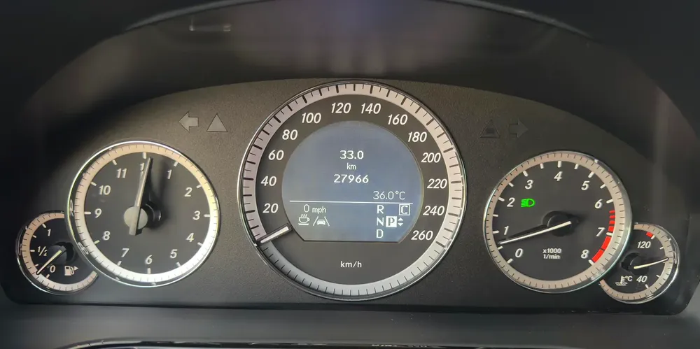 Mercedes-Benz E350 low Kilometer Auction Grade 4/B - Image 17