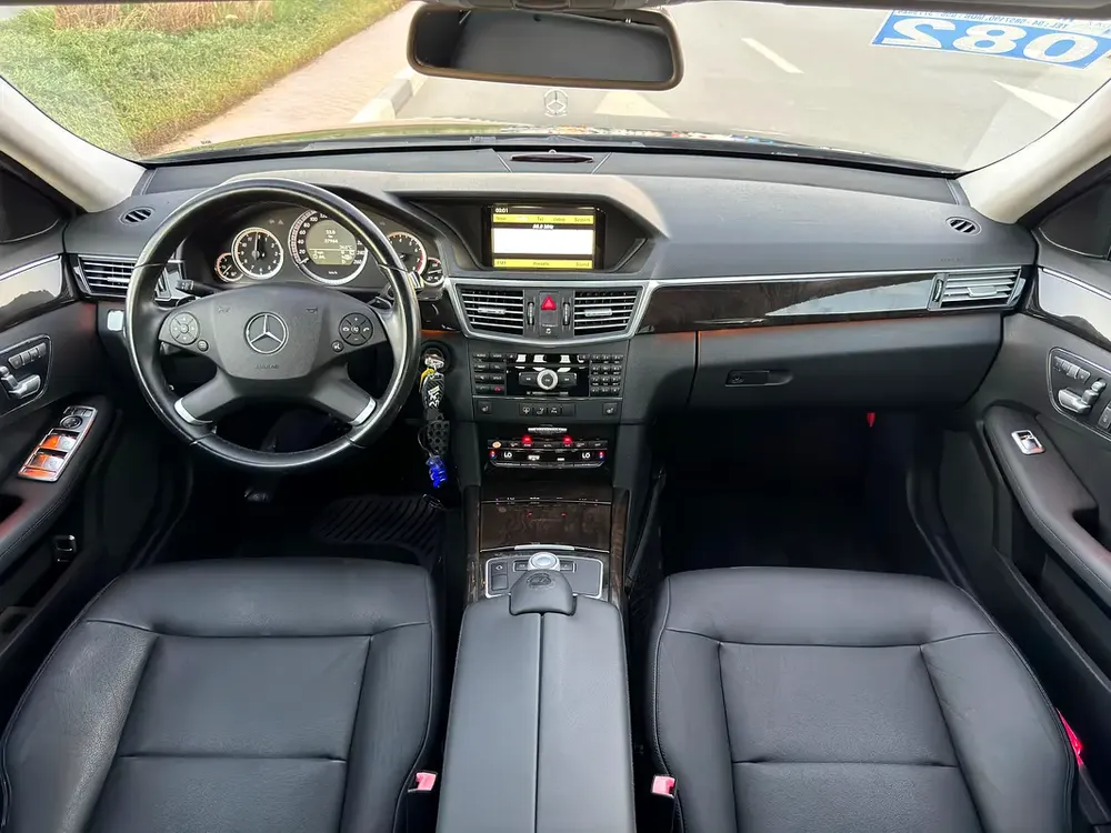 Mercedes-Benz E350 low Kilometer Auction Grade 4/B - Image 9