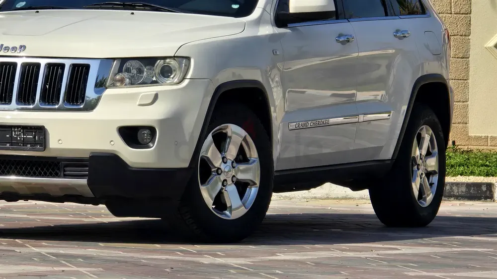 JEEP 2012 IN GOOD CONDITION LOW PRICE - Image 10