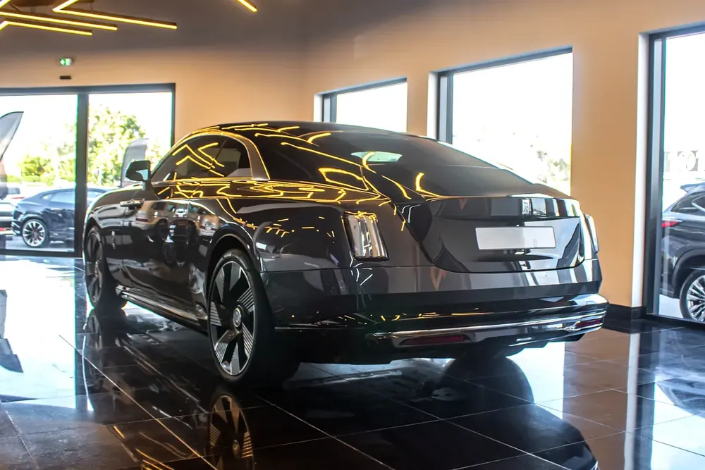 Rolls-Royce Spectre Silver Badge Bespoke Exterior& Interior GCC - Image 6