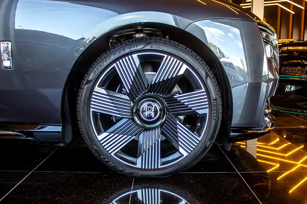 Rolls-Royce Spectre Silver Badge Bespoke Exterior& Interior GCC - Image 7