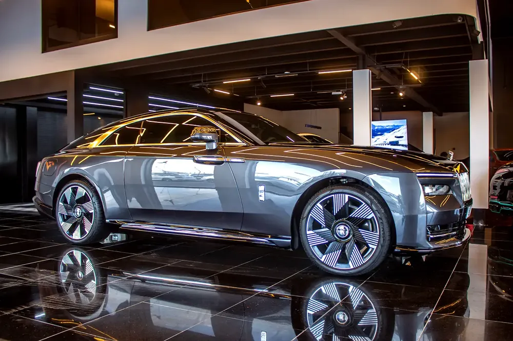 Rolls-Royce Spectre Silver Badge Bespoke Exterior& Interior GCC - Image 8