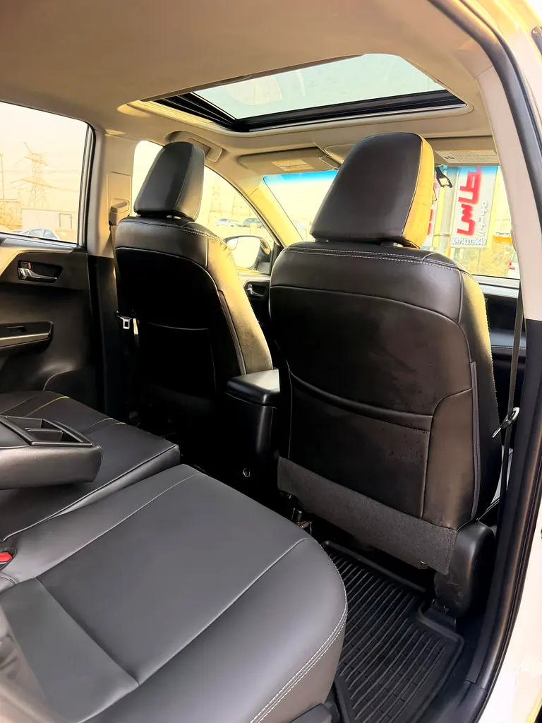 2018 Toyota RAV4 XLE Premium  Well Maintained- Full option - Image 10