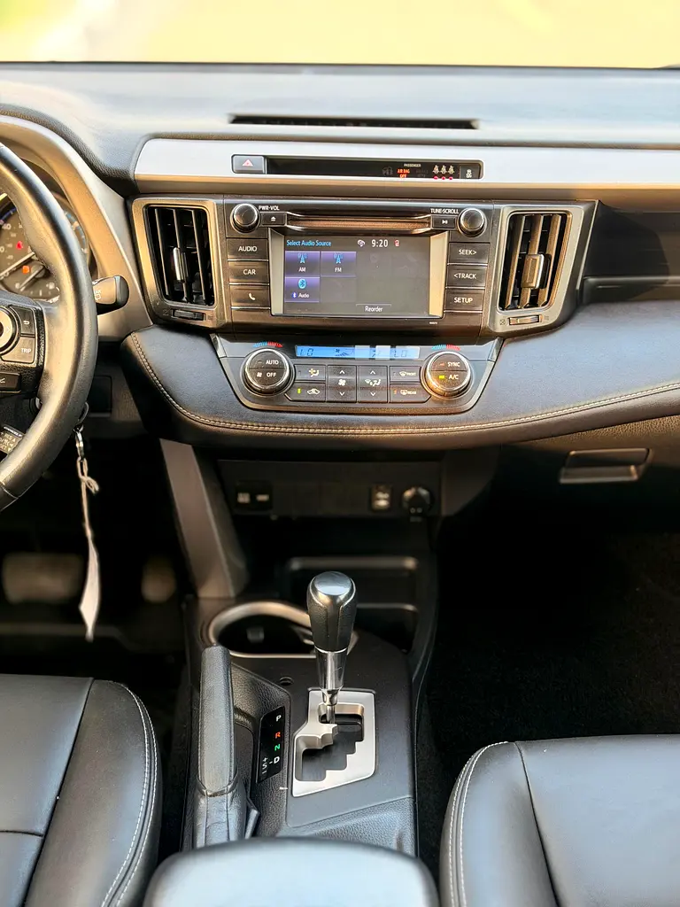 2018 Toyota RAV4 XLE Premium  Well Maintained- Full option - Image 12