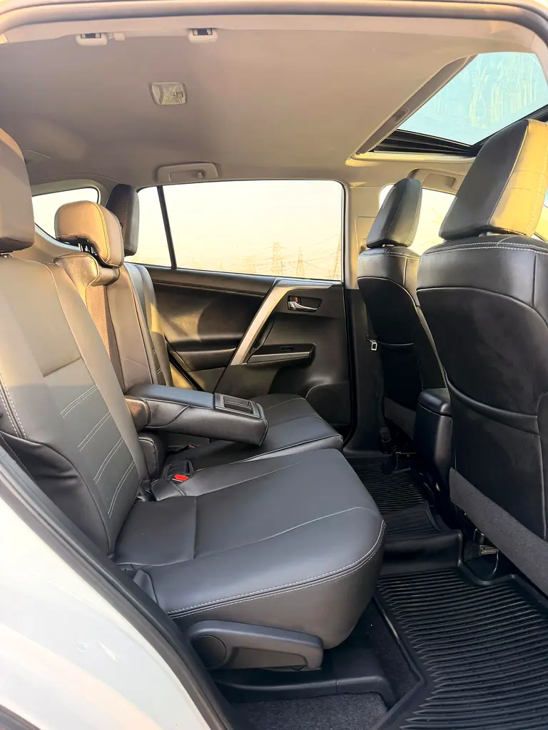2018 Toyota RAV4 XLE Premium  Well Maintained- Full option - Image 15