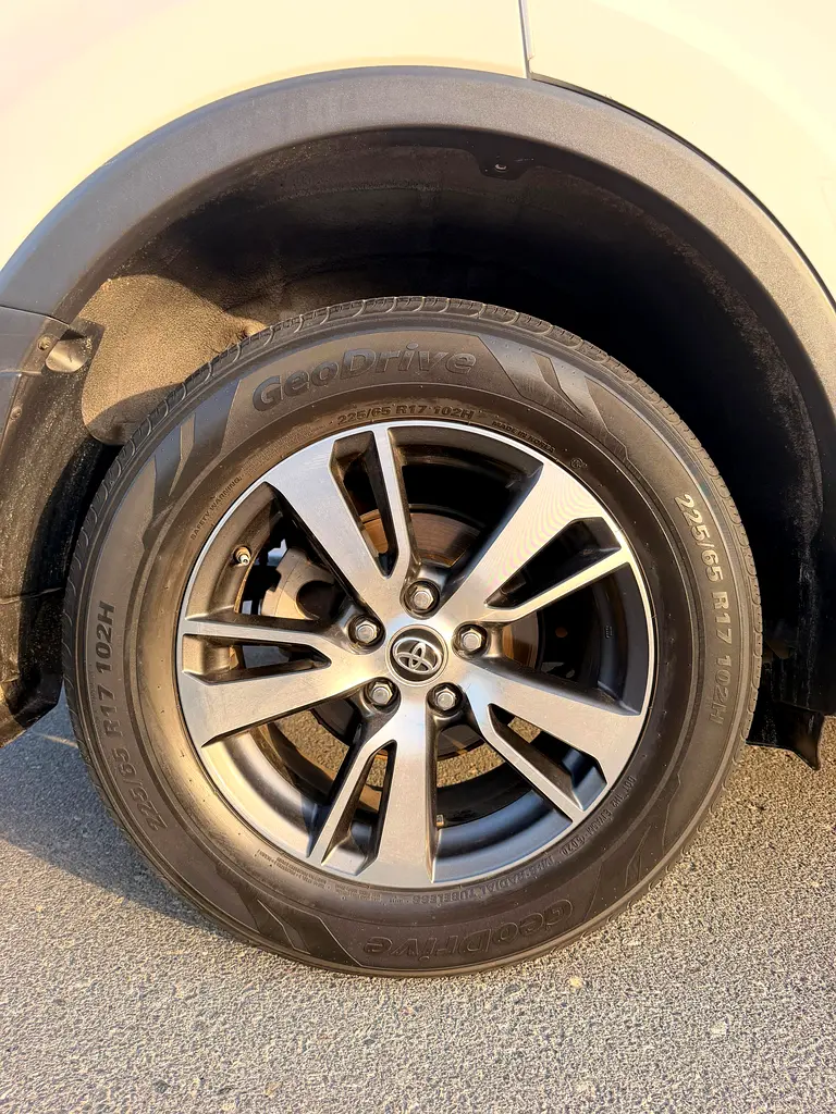 2018 Toyota RAV4 XLE Premium  Well Maintained- Full option - Image 16
