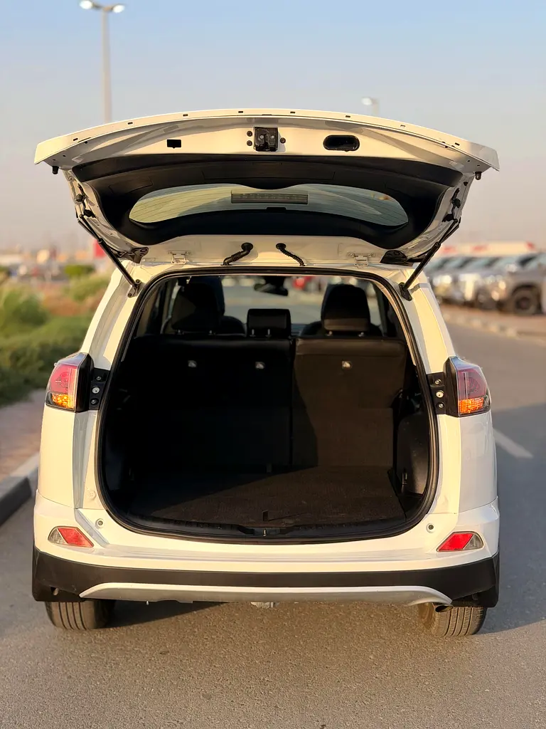 2018 Toyota RAV4 XLE Premium  Well Maintained- Full option - Image 17