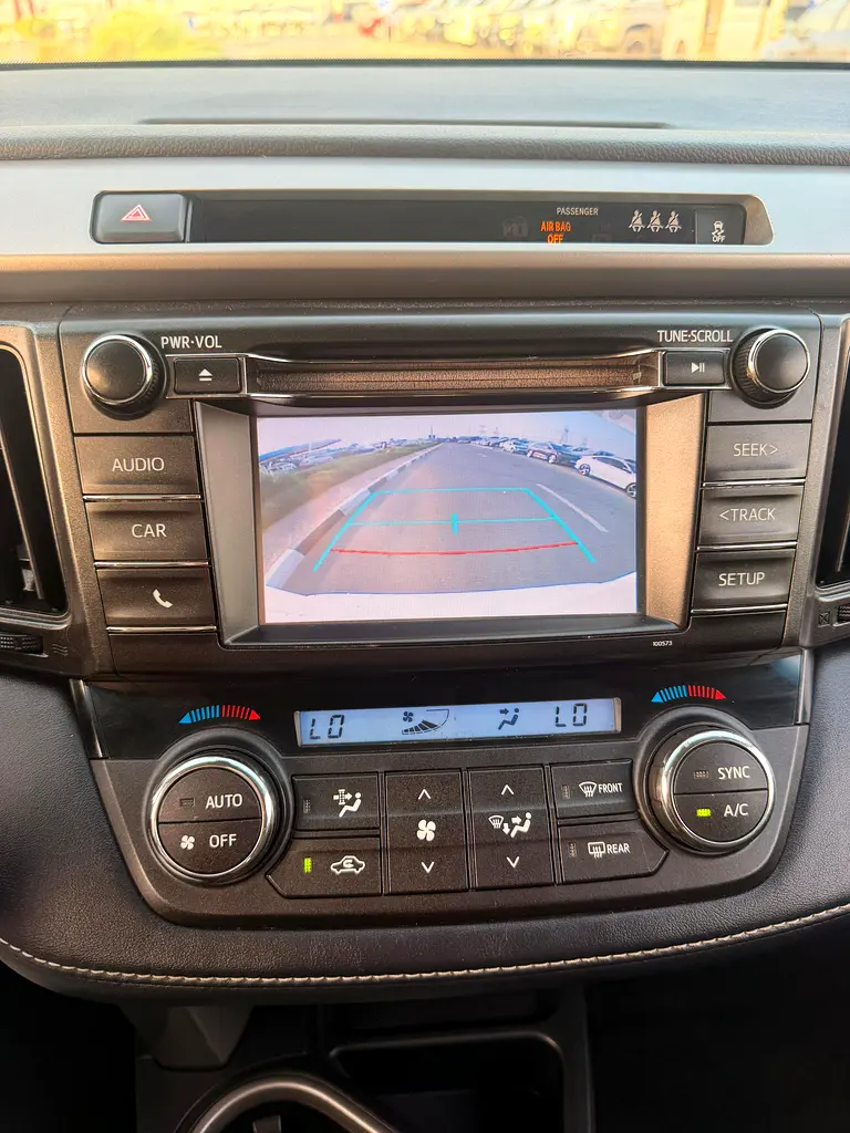 2018 Toyota RAV4 XLE Premium  Well Maintained- Full option - Image 4