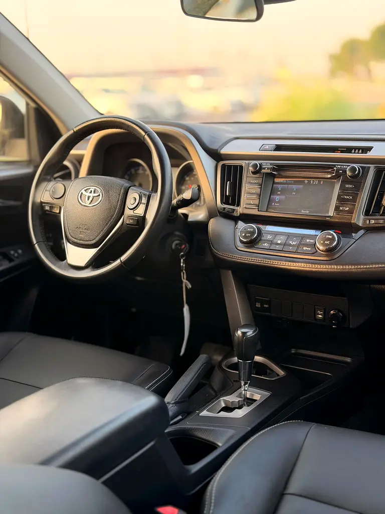 2018 Toyota RAV4 XLE Premium  Well Maintained- Full option - Image 6