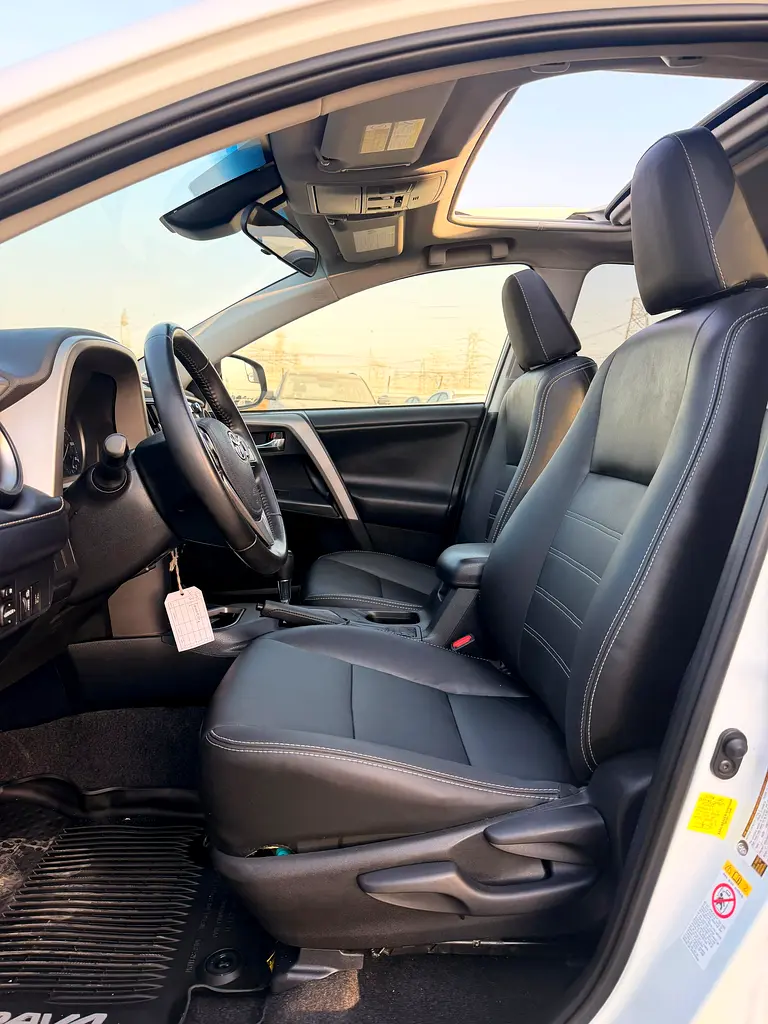 2018 Toyota RAV4 XLE Premium  Well Maintained- Full option - Image 7
