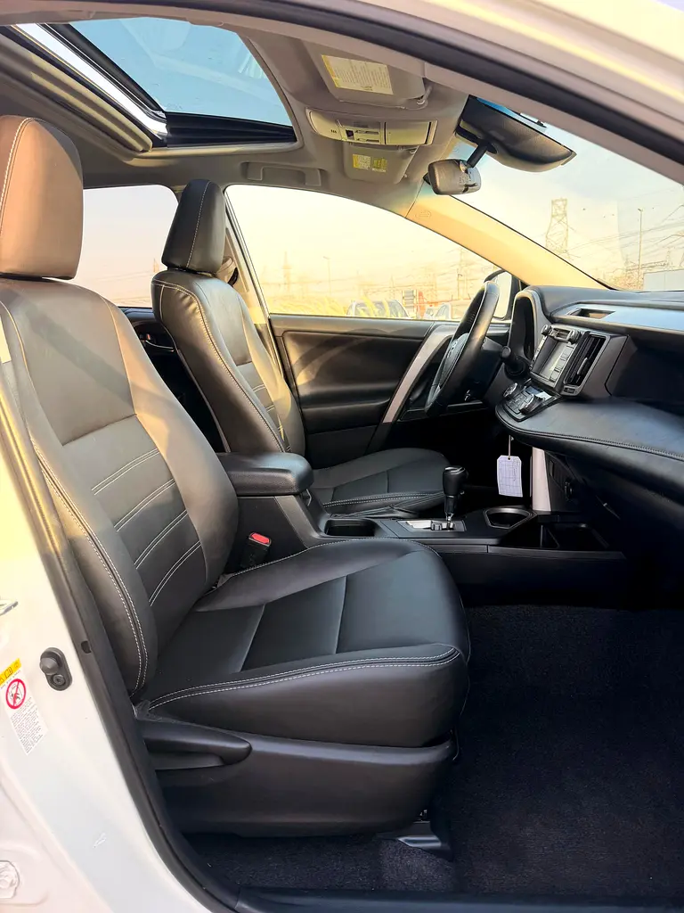 2018 Toyota RAV4 XLE Premium  Well Maintained- Full option - Image 9