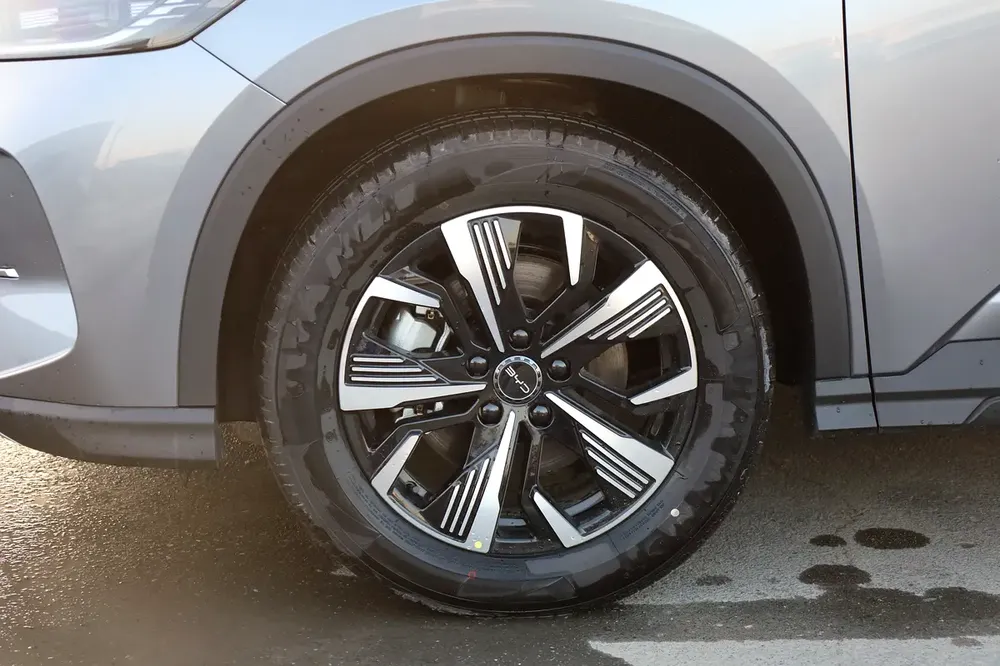 Brand New 2025 BYD SEALION Premium Edition PHEV 1.5L Only for EXPORT - Image 4