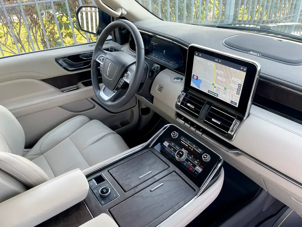 UNLIMITED MILEAGE WARRANTY / LEATHER SEATS + NAVIGATION + LED LIGHT + FULL DRIVER ASSISTANCE - Image 13