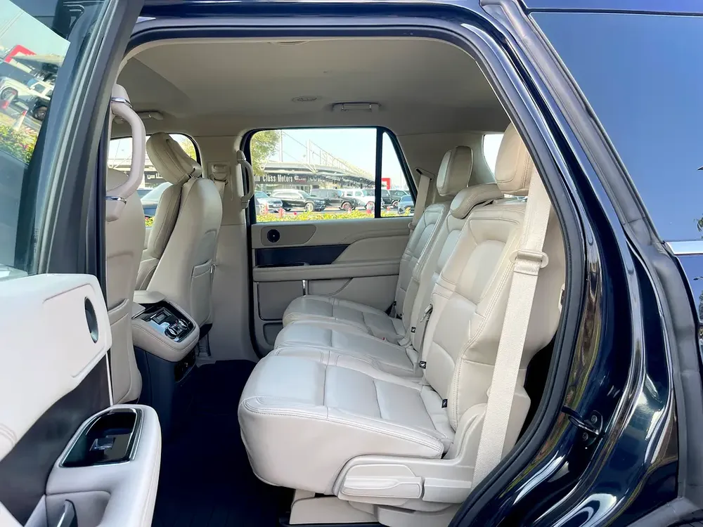 UNLIMITED MILEAGE WARRANTY / LEATHER SEATS + NAVIGATION + LED LIGHT + FULL DRIVER ASSISTANCE - Image 16