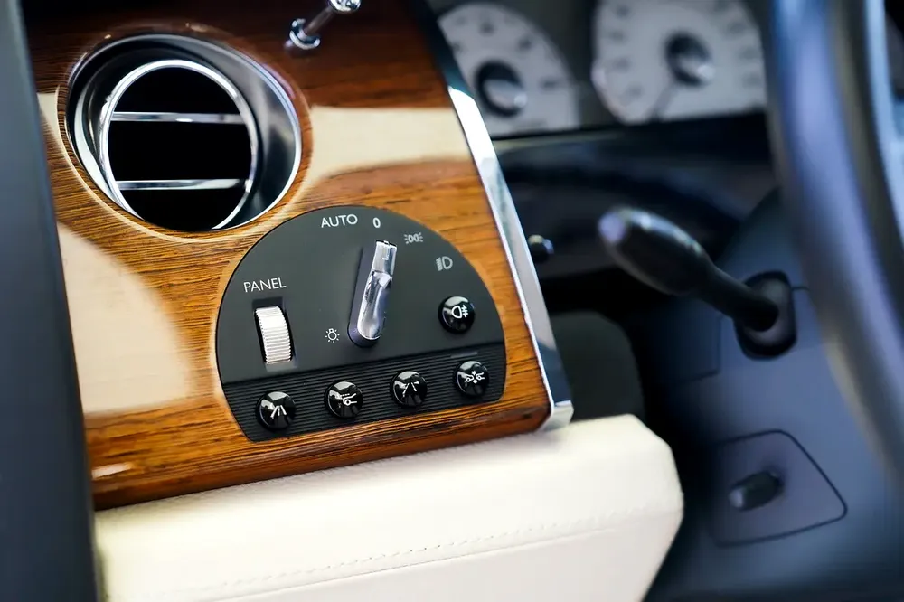 4 BUTTONS | PANORAMIC ROOF | WOOD TRIM INTERIOR | GHOST | WARRANTY AVAILABLE - Image 7