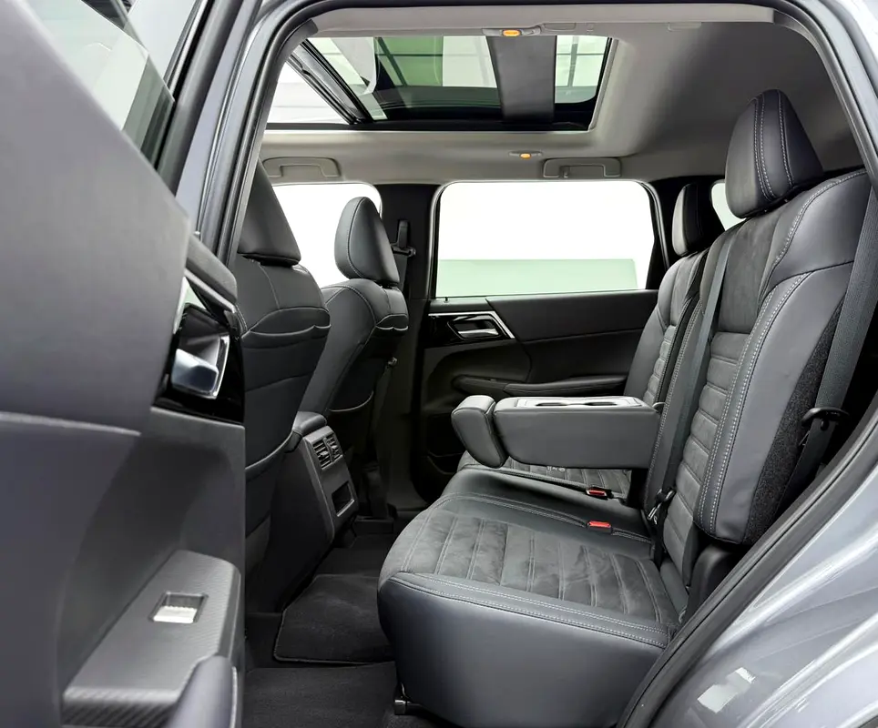 2023 Mitsubishi Outlander, 2026 Mitsubishi Warranty, Full Mitsubishi Service History, Low Km, GCC - Image 17