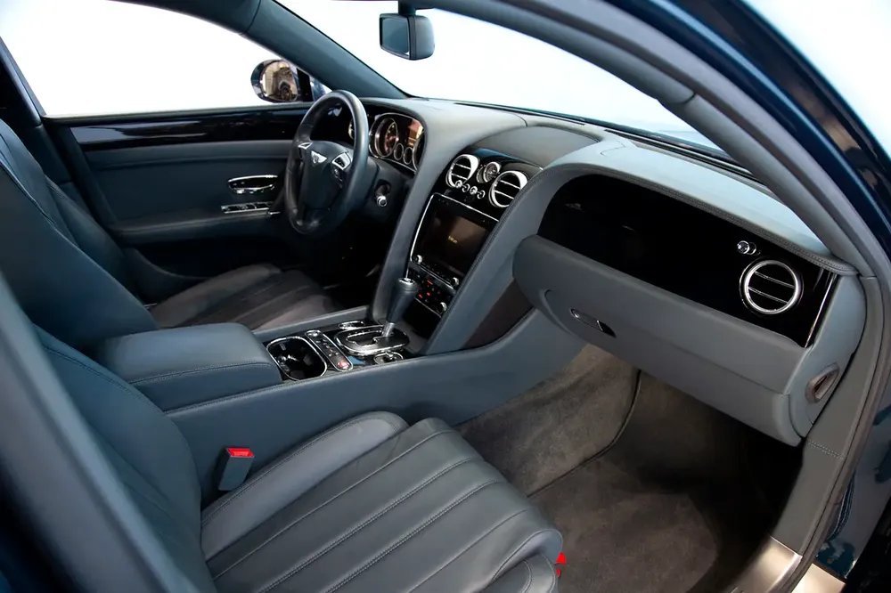FLYING SPUR V8 | GCC CAR | LOW MILEAGE | WARRANTY AVAILABLE - Image 12