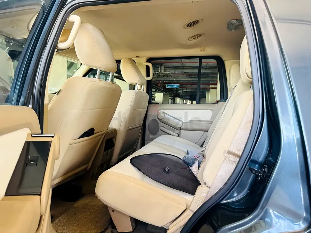 Ford Explorer XLT 4x4 GCC Agency Maintain - Low Kilometers Drive -Accident Free Car For Sale. - Image 10