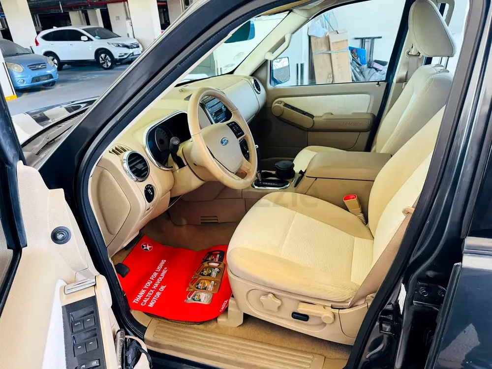 Ford Explorer XLT 4x4 GCC Agency Maintain - Low Kilometers Drive -Accident Free Car For Sale. - Image 6