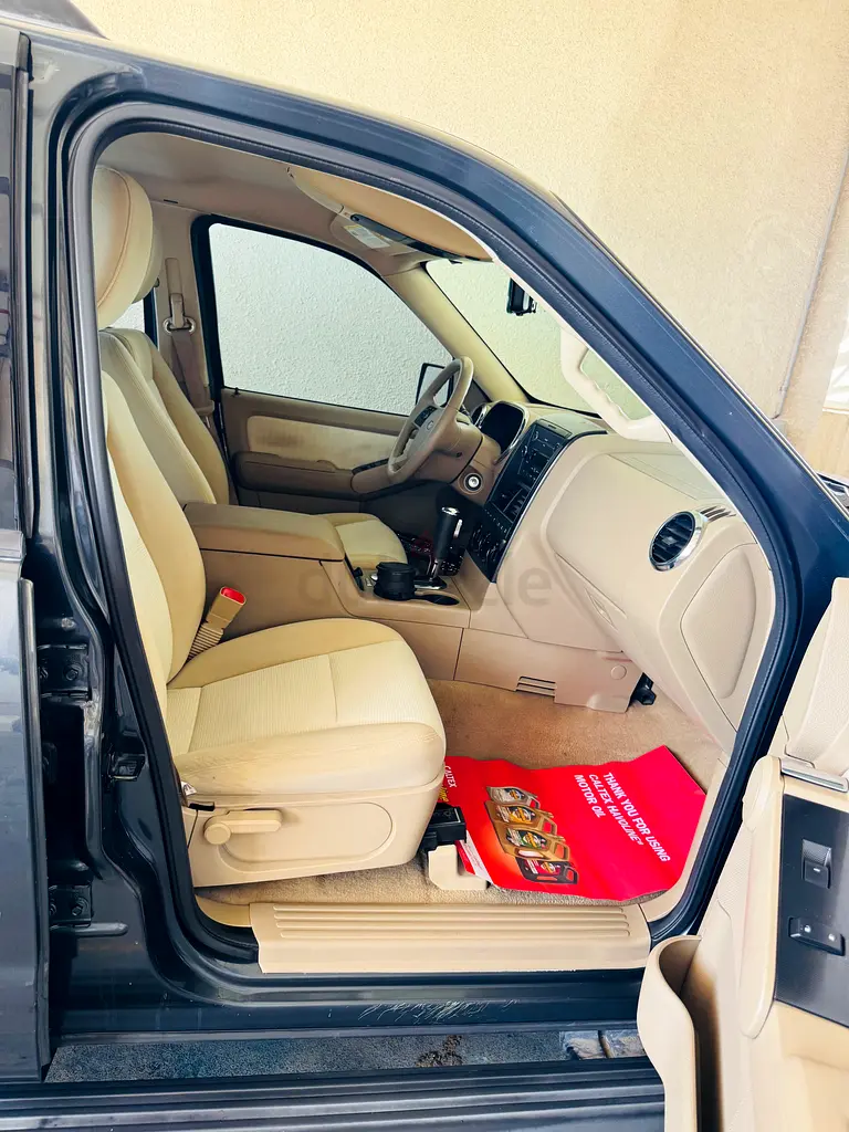 Ford Explorer XLT 4x4 GCC Agency Maintain - Low Kilometers Drive -Accident Free Car For Sale. - Image 7