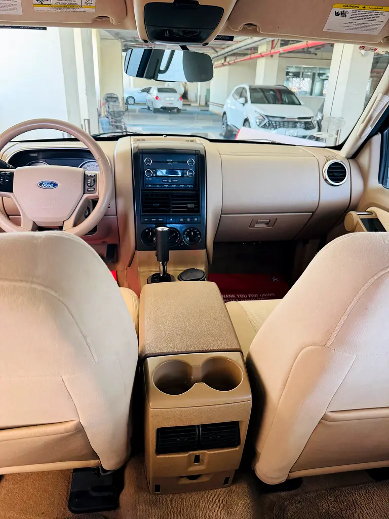 Ford Explorer XLT 4x4 GCC Agency Maintain - Low Kilometers Drive -Accident Free Car For Sale. - Image 8
