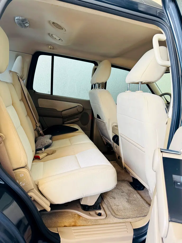 Ford Explorer XLT 4x4 GCC Agency Maintain - Low Kilometers Drive -Accident Free Car For Sale. - Image 9