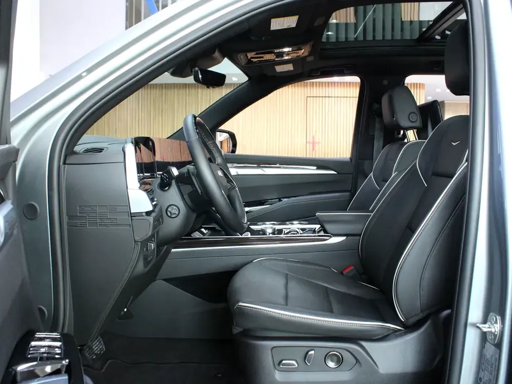 2025 - Cadillac Escalade Sport Platinum - V8 for 420,000.00 AED - Image 10