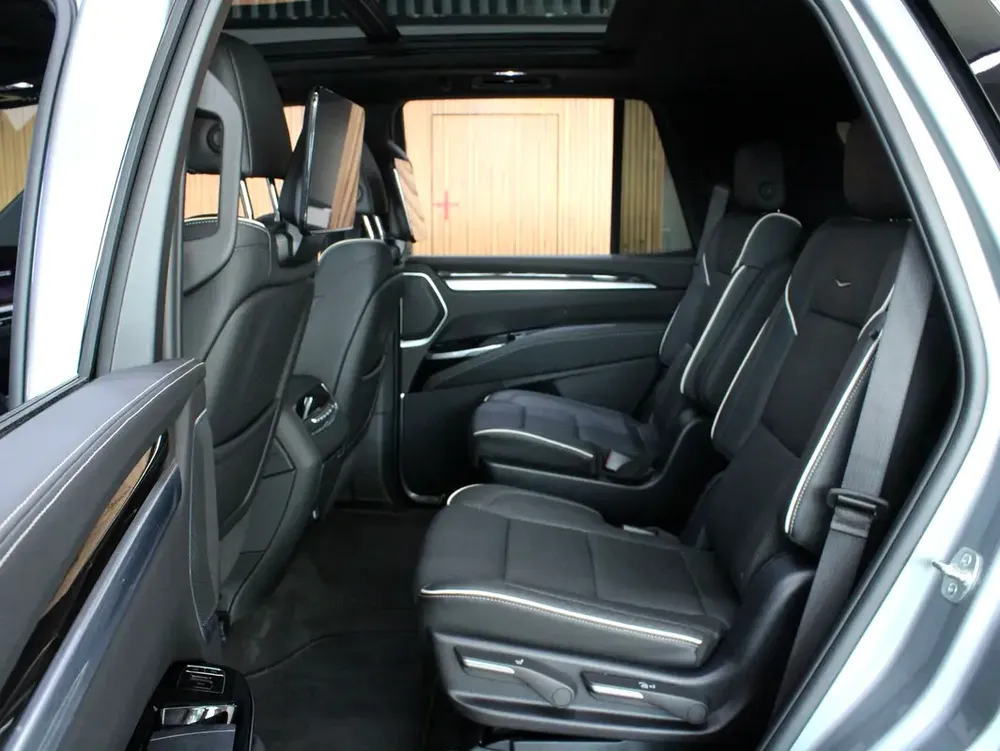 2025 - Cadillac Escalade Sport Platinum - V8 for 420,000.00 AED - Image 12