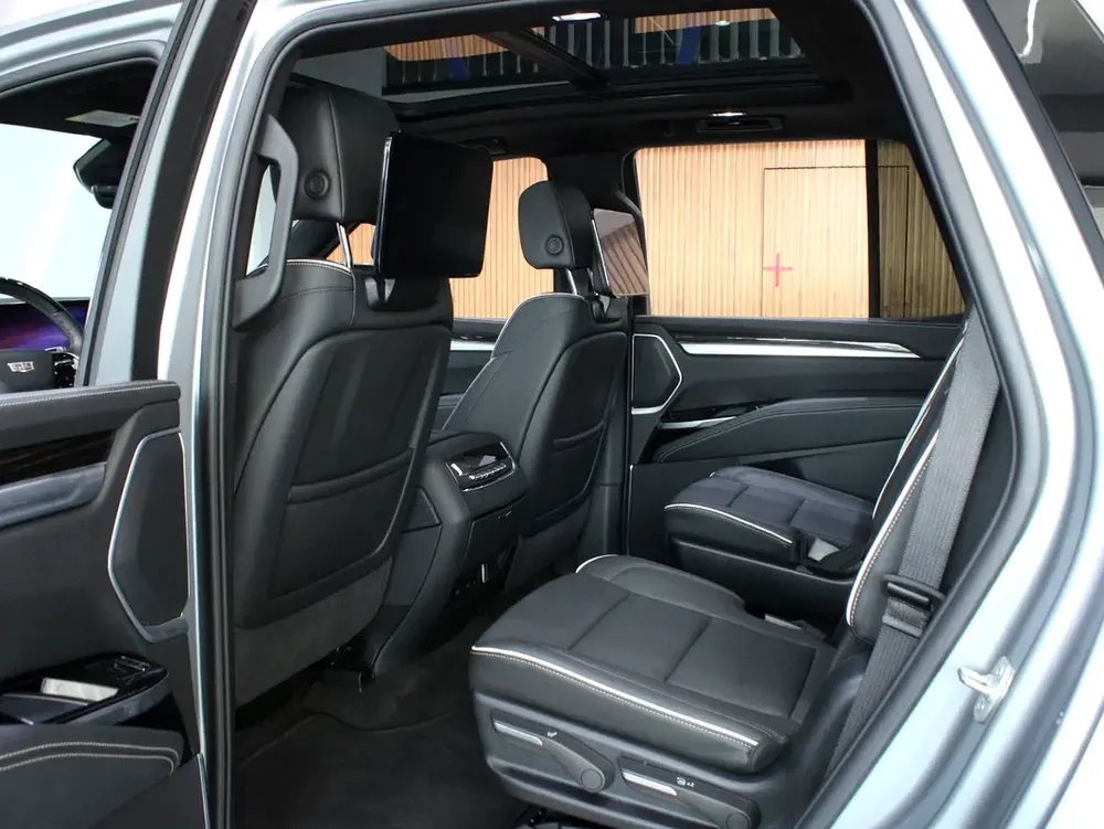 2025 - Cadillac Escalade Sport Platinum - V8 for 420,000.00 AED - Image 14