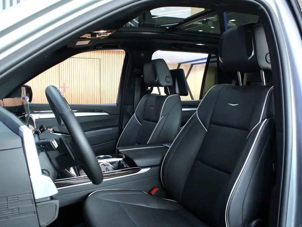 2025 - Cadillac Escalade Sport Platinum - V8 for 420,000.00 AED - Image 9